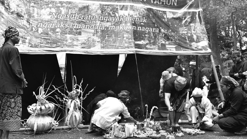 Peserta Upacara Ngertakeun Bumi Lamba sedang mempersiapkan sesajen untuk ngalungkeun di Tangkuban Parahu, Kabupaten Bandung Barat, Minggu, 22 Juni 2025. (Foto: Abdullah Dienullah/BandungBergerak)