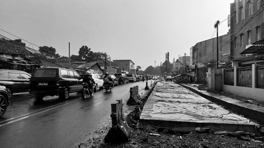 Kemacetan lalu lintas di sekitar proyek jalan layang Nurtanio, Bandung, Rabu, 25 Juni 2025. (Foto: Awla Rajul/BandungBergerak)