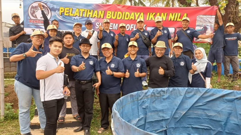 Dian Kustiadi bersama peserta pelatihan budidaya ikan nila. (Foto: Dokumentasi Kin Sanubary)