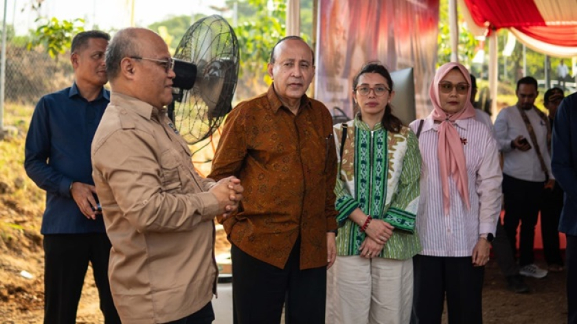 Dian Kustiadi bersama Fuad Bawazier dan Eno Sigit dari Yayasan Damandiri. (Foto: Dokumentasi Kin Sanubary)
