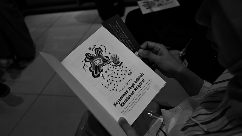 Diskusi zine berjudul Jomlo Menggugat di perpustakaan Bunga di Tembok, Bandung, Jumat, 27 Juni 2025. (Foto: Fitri Amanda/BandungBergerak)