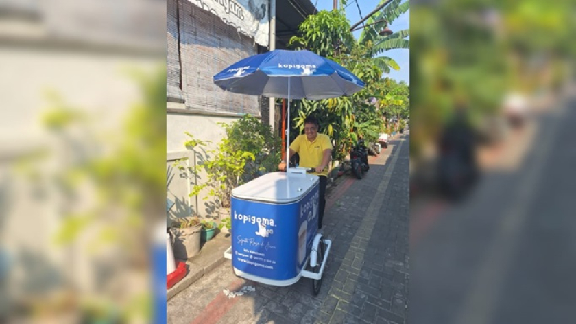 Kopi keliling kekinian dengan menggunakan sepeda listrik. (Foto Jesslyn Davina Setiawan)