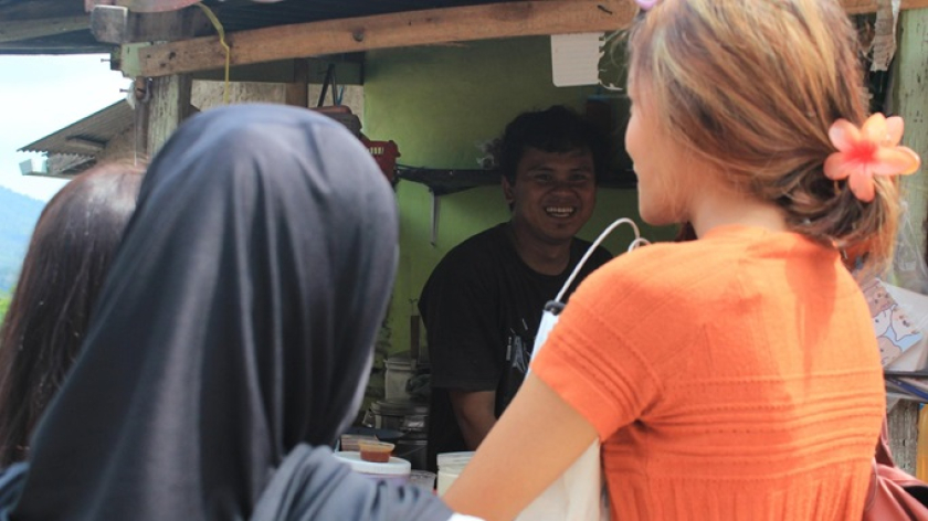 Warung A’ Onong yang tak pernah sepi pembeli. (Foto: Ayu Tria Handayani)