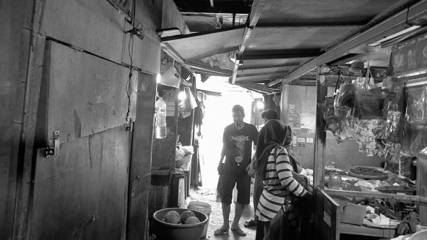Kondisi pedagang Pasar Cihaurgeulis, Jalan Suci, Kota Bandung, Selasa, 1 Juli 2025. Direvitalisasi sejak 2017. (Foto: Muhammad Akmal Firmansyah/BandungBergerak)