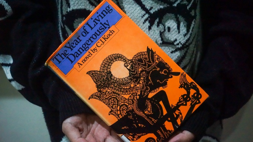 Novel The Year of Living Dangerously (1978) karya penulis Australia Christopher J. Koch, Senin, 7 Juli 2025. (Foto: Virliya Putricantika/BandungBergerak)