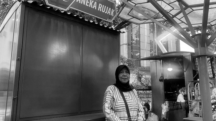 Ina Wana Asih (65 tahun), pedagang rujak di Teras Cihampelas, Bandung, Kamis, 10 Juli 2025. (Foto: Yopi Muharam/BandungBergerak)