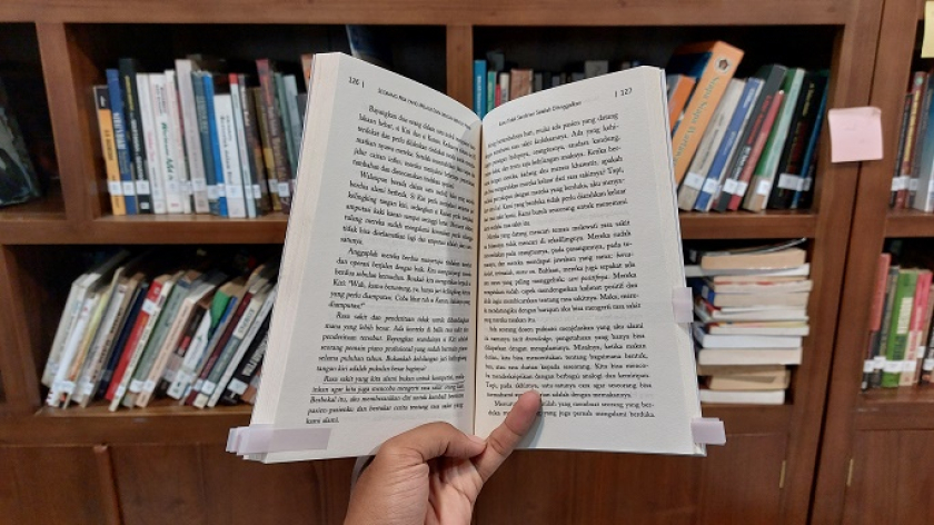 Buku Seorang Pria yang Melalui Duka dengan Mencuci Piring karya dr. Andreas Kurniawan, SP. KJ (Gramedia Pustaka Utama, 2025). (Foto: Awla Rajul/BandungBergerak)