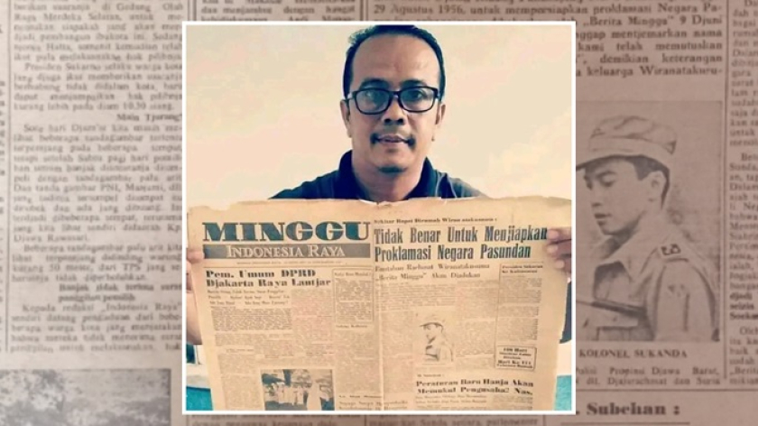 Penulis memegang koran Indonesia Raya terbitan tahun 1950-an. (Foto: Kin Sanubary)