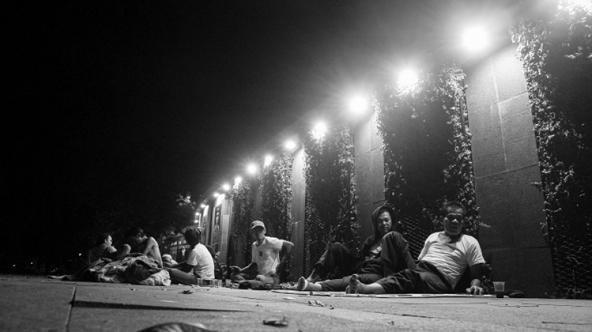 Warga Desa Sukamulya, Kabupaten Bogor di Gedung Sate, Bandung, 15 Juli 2025. Mereka melakukan aksi jalan kaki untuk mengadu soal konflik agararia. (Foto: Insan Radian/BandungBergerak)