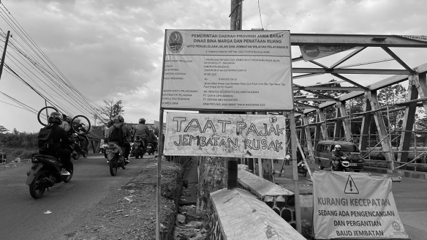 Jembatan Citarum Dayeuhkolot - Baleendah, Kabupaten Bandung, Sabtu, 19 Juli 2025. Warga menuntut perbaikan. (Foto: Yopi Muharam/BandungBergerak)
