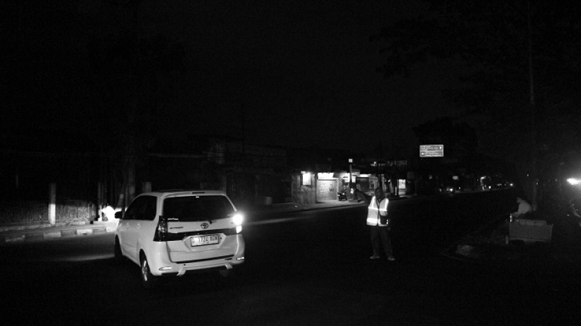 Penerangan jalan umum (JPU) di ruas Sukarno Hatta, Bandung mati, 16 Juli 2025. (Foto: Insan Radhyan Nurrahim/BandungBergerak)