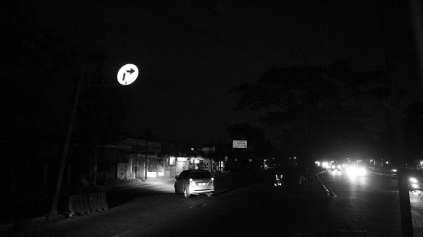Penerangan jalan umum (JPU) di ruas Sukarno Hatta, Bandung mati, 16 Juli 2025. (Foto: Insan Radhyan Nurrahim/BandungBergerak)