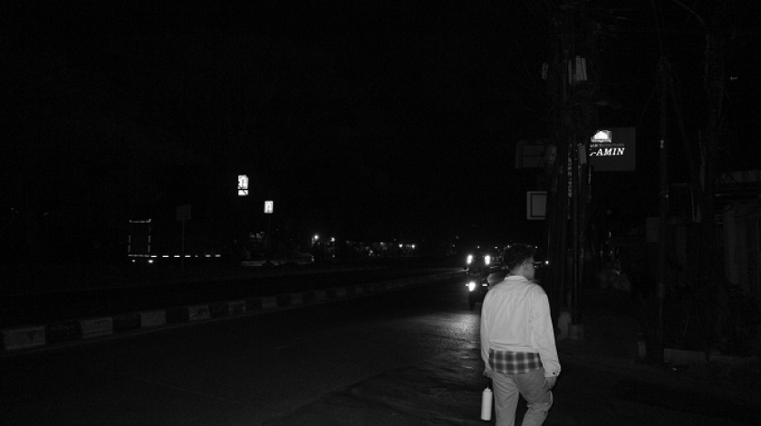 Penerangan jalan umum (JPU) di ruas Sukarno Hatta, Bandung mati, 16 Juli 2025. (Foto: Insan Radhyan Nurrahim/BandungBergerak)