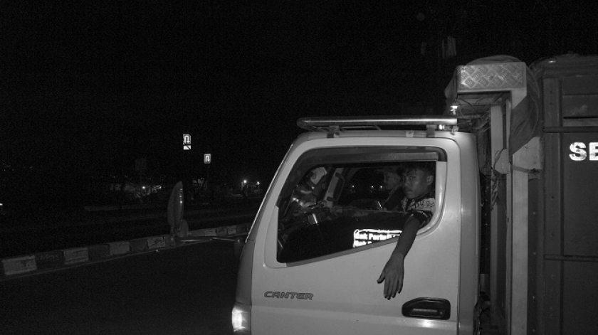 Penerangan jalan umum (JPU) di ruas Sukarno Hatta, Bandung mati, 16 Juli 2025. (Foto: Insan Radhyan Nurrahim/BandungBergerak)