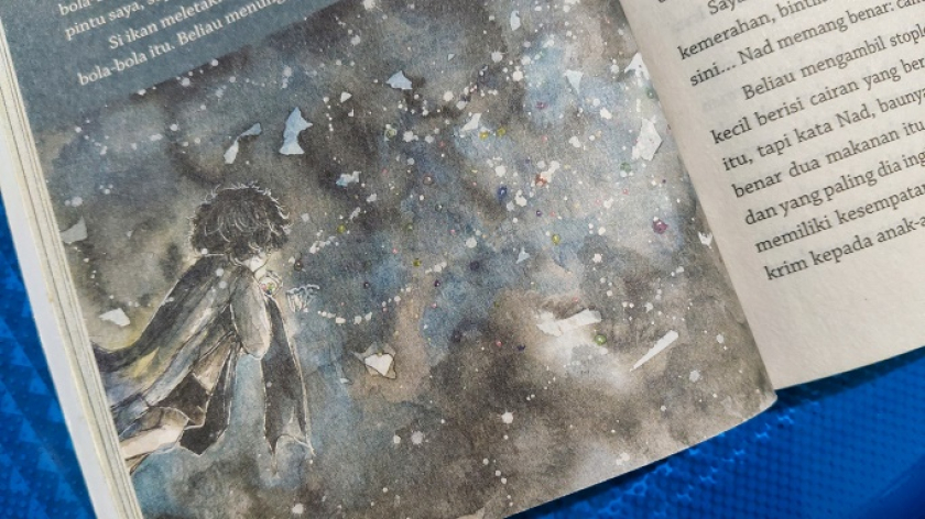 Novel Semua Ikan di Langit karya Ziggy Zezsyazeoviennazabrizkie (Grasindo, Oktober 2023). (Foto: Fitri Amanda/BandungBergerak)