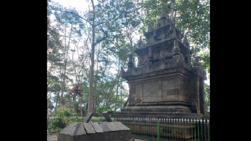 Makam Embah Dalem Arief Muhammad di sebelah Candi Cangkuang, Kabupaten Garut. (Foto: Merrina Listiandari/Komunitas Djiwadjaman)