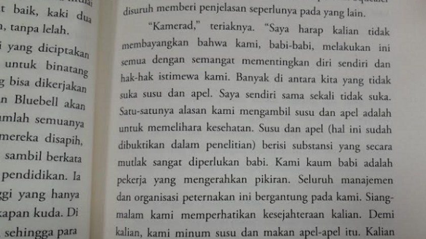 Buku Animal Farm karya George Orwell terjemahan Prof. Bakdi Soemanto, Penerbit Bentang (Cetakan kedelapan belas, Oktober 2024). (Foto: Shakila Azzahra M/BandungBergerak)