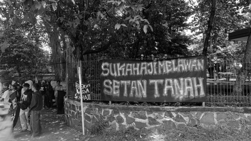 Warga Sukahaji bersama LBH Bandung melayangkan surat penangguhan penahanan ke polisi, Bandung, Senin, 4 Agustus 2025. (Foto: Yopi Muharam/BandungBergerak)