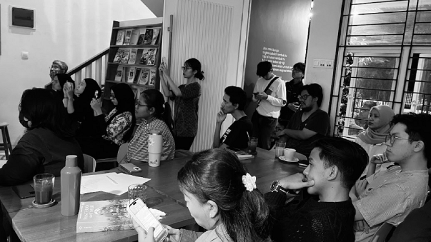 Diskusi dan pemutaran film Merangkai Ratna Asmara di Perpustakaan Bunga di Tembok, Bandung, Jumat, 1 Agustus 2025. (Foto: Alwi Anas/BandungBergerak)