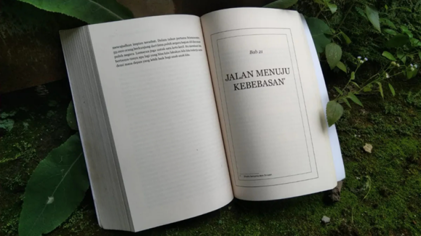 Bagian dalam buku The Demon Haunted World: Sains Penerang Kegelapan karya Carl Sagan. (Foto: Arip Apandi)
