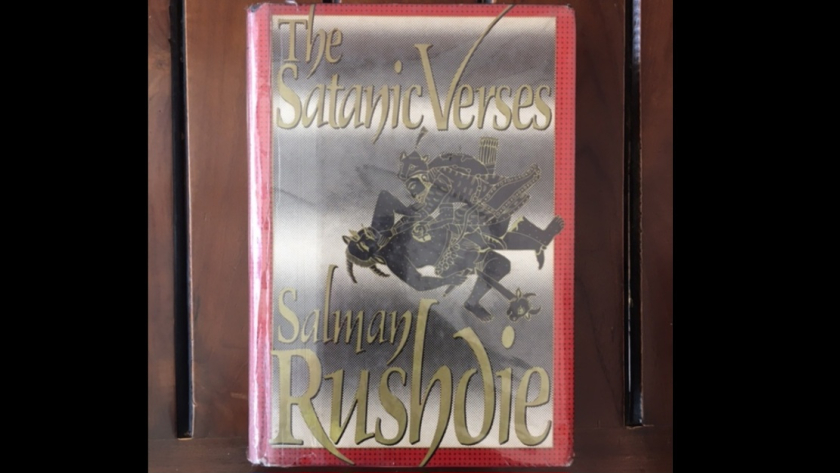 Buku The Satanic Verses karya Salman Rushdi yang dilarang. (Foto: Anton Solihin)