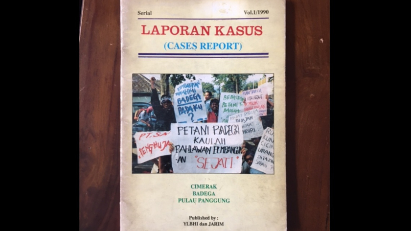 Buku lapran kasus Cimerak, Badega, dan Pulau Galang karya YLBHI dan JARIM. (Foto: Anton Solihin)