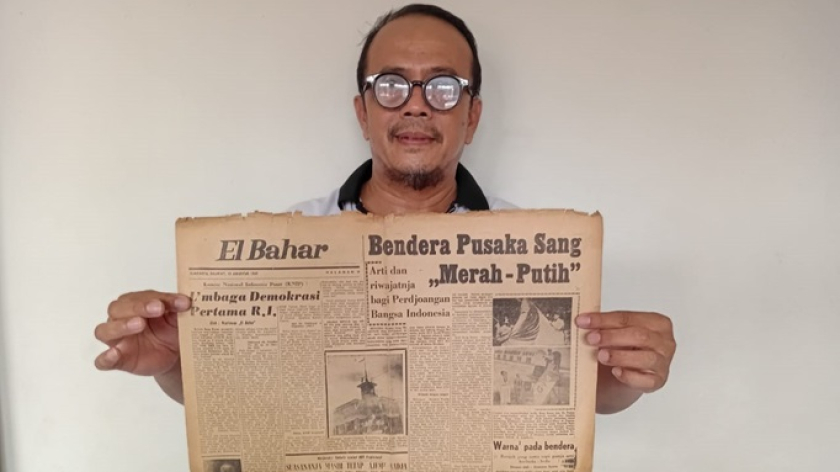 Penulis memegang surat kabar El Bahar terbitan 56 tahun silam. (Foto: Dokumentasi Kin Sanubary)