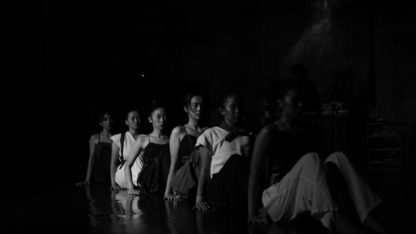 Dipentaskan oleh Tarang Karuna, Ara Chronicle of A Moving Clipping merupakan upaya menafsirkan novel Larasati karya Pramoedya Ananta Toer. (Foto: Audrey Kayla Fachruddin/BandungBergerak)