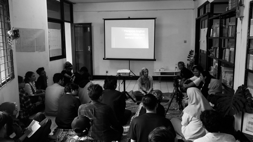 Suasana Kelas Liar #2 di Toko Buku Pelagia, Bandung, Sabtu 9 Agustus 2025. (Foto: Fitri Amanda/BandungBergerak)