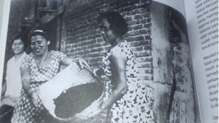 Sejumlah tokoh perempuan Baperki melakukan kerja bakti bersama mahasiswi Ureca. (Foto: Yogi Esa Sukma Nugraha)