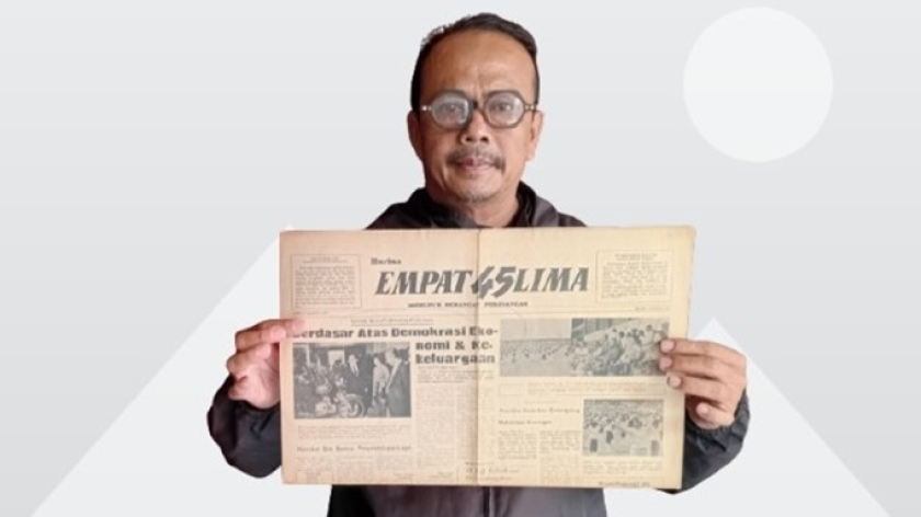 Penulis memegang Harian Empat Lima terbitan 50 tahun silam. (Foto Dokumentasi Kin Sanubary)