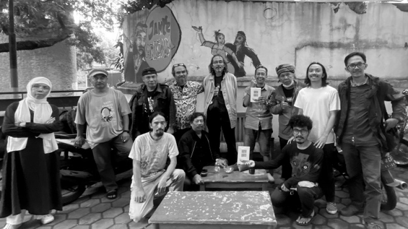Foto bersama setelah diskusi buku puisi Hanya Waktu karya Matdon di Kedai Jante, Jalan Garut, Kota Bandung, Jumat, 22 Agustus 2025. (Foto: Yopi Muharam/BandungBergerak)