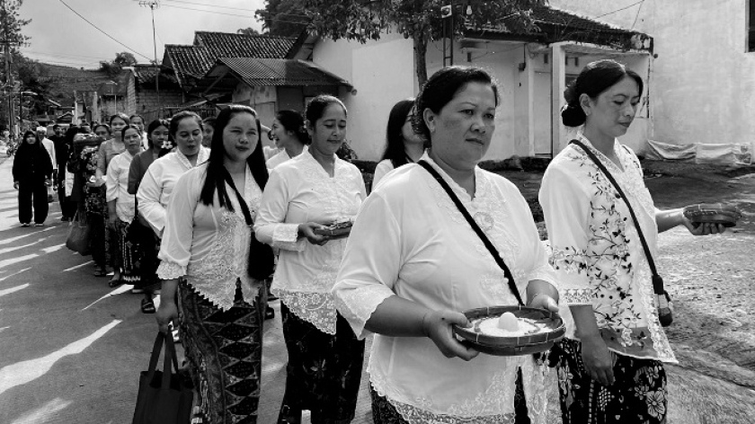 Para perempuan penghayat di Cicalung, Lembang, Kabupaten Bandung Barat, Selasa, 1 Juli 2025. (Foto: Ida Rosida/BandungBergerak)