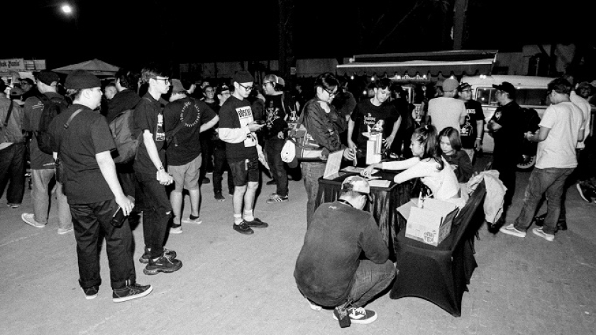 Stand komunitas di Skate and Sound, Laswi Heritage, Bandung, Sabtu, 23 Agustus 2025. (Foto: Akmal Thoriq/BandungBergerak)