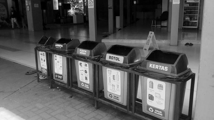 Tempat sampah terpilah di Masjid Salman ITB, Bandung, Minggu, 24 Juli 2025. (Foto: Dafa Nuwayyar/BandungBergerak)