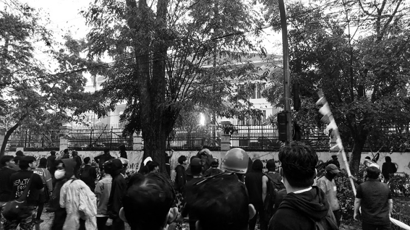 Aksi solidaritas untuk Affan Kurniawan dari ojol Bandung, mahasiswa, dan masyarakat sipil di sekitar Gedung DPRD Jawa Barat, Bandung, Jumat, 29 Agustus 2025. (Foto: Awla Rajul/BandungBergerak)