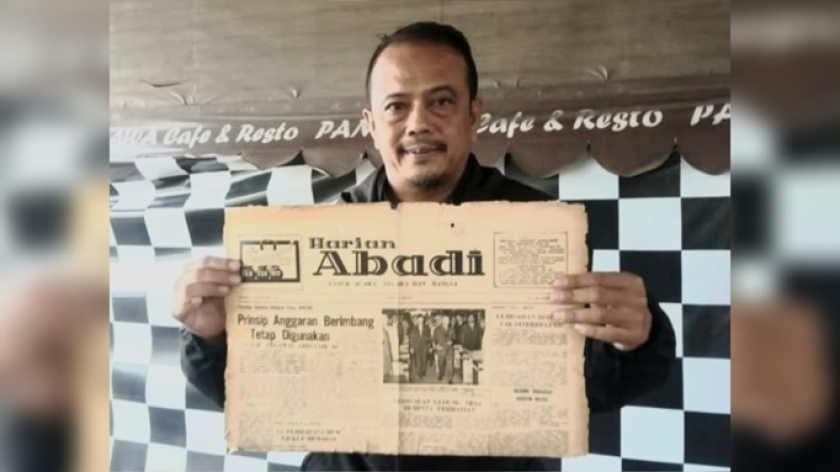 Penulis memegang Harian Abadi terbitan 55 tahun silam. (Foto: Dokumentasi Kin Sanubary)