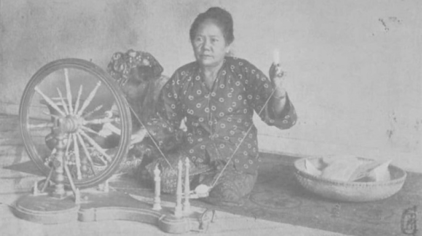 Mendiang Raden Ayu dari Cianjur dengan alat pemintal. (Foto Sumber: Buku De inlandsche Nijverheid in West Java als Sociaal- ethnologisch Verschijnsel karya C. M. Pleyte terbitan tahun 1912)