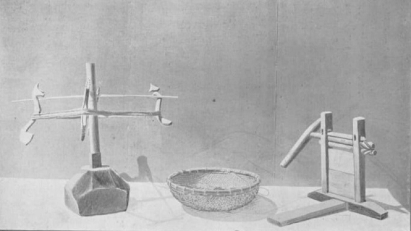Alat gulung benang dan persiapan sebelum menenun. (Foto Sumber: Buku De inlandsche Nijverheid in West Java als Sociaal- ethnologisch Verschijnsel karya C. M. Pleyte terbitan tahun 1912)