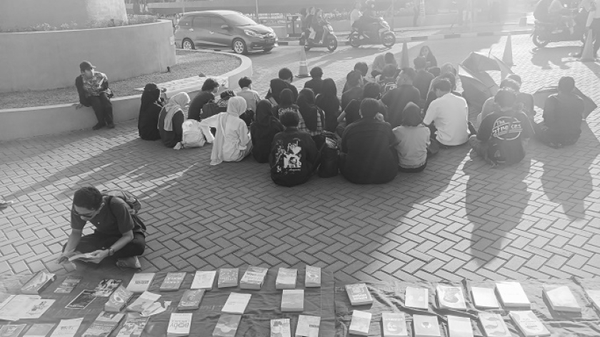 Aksi Kamisan Jatinangor menggelar diskusi publik Pekan Melawan, RKUHAP Bikin Kita Ditangkap di Tugu Makalangan Unpad, Jatinangor, Kamis, 28 Agustus 2025. (Insan Radhiyan Nurrahim/BandungBergerak)