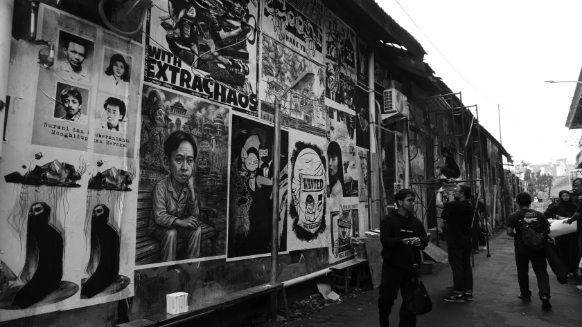 Suasana Eksibisi Kolektif Distribusi Distorsi di Jalan Tamblong Dalam, Kota Bandung, 22-24 Agustus 2025. (Foto: Audrey Kayla Fachruddin/BandungBergerak)