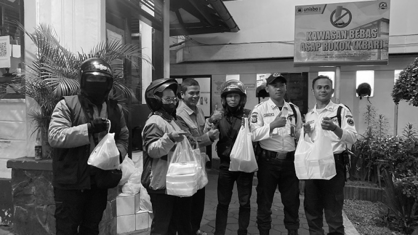 Kampus Unisba, Bandung, mendapatkan kiriman makanan stelah malam sebelumnya mendapatkan tembakan gas air mata, Selasa, 2 September 2025. (Foto: Yopi Muharam/BandungBergerak)