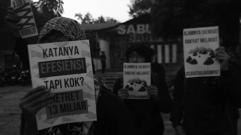 Sejumlah mahasiswa peserta Aksi Kamisan Jatinangor menyampaikan protes di hari penutupan retret kepala daerah se-Indonesia di Sumedang, Selasa, 26 Juni 2025. (Foto: Prima Mulia/BandungBergerak)