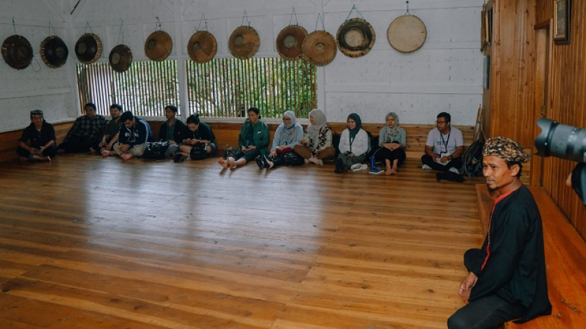 Bale Patemon, tempat bermusyawarah dan bertemu tamu di Kampung Naga. (Foto: Dokumentasi Merrina Listiandari)