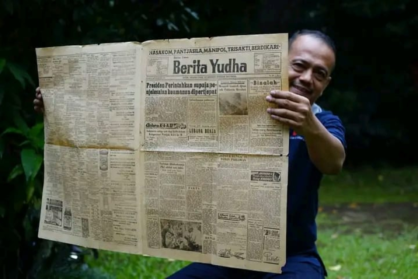 Penulis memegang Berita Yudha terbitan 60 tahun silam. (Foto: Dokumentasi Kin Sanubary)