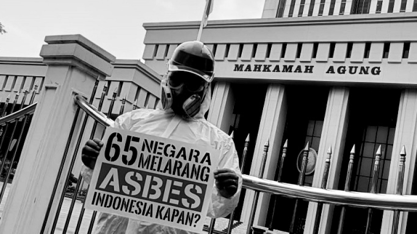 Aktivis melakukan kampanye tentang bahaya asbes bagi kesehatan masyararakat di Jakarta, 29 Desember 2023. (Sumber: Yasa Nata Budi)