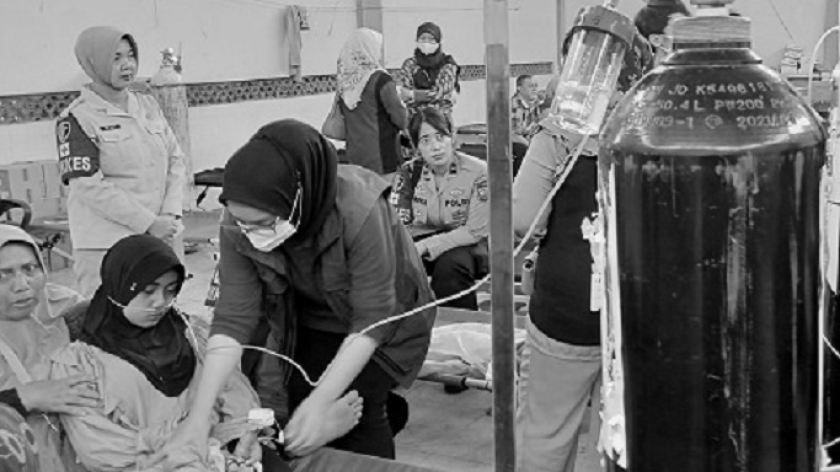 Pemeriksaan anak keracunan di Aula Kantor Kecamatan Cipongkor, Kabupaten Bandung Barat, 24 September 2025. (Foto: Muhammad Akmal Firmansyah/BandungBergerak)