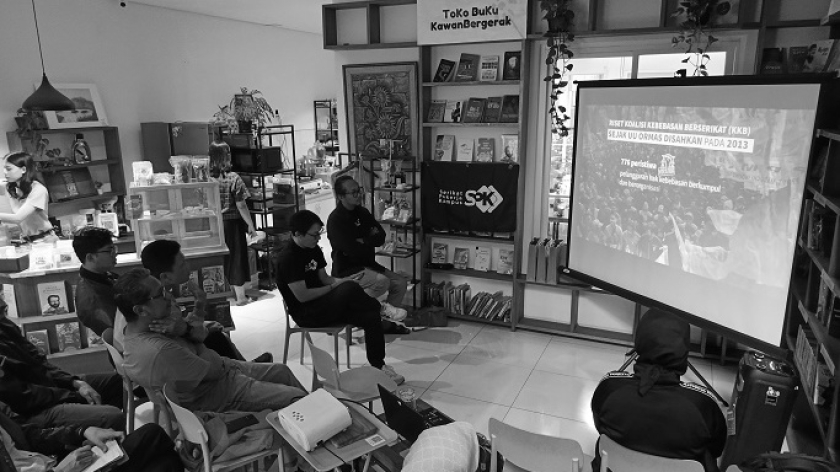 Pemutaran film dokumenter Locked Voice yang digagas oleh Serikat Pekerja Kampus (SPK) di Perpustakaan Bunga di Tembok, Bandung, Sabtu, 4 Oktober 2025. (Foto: Reza Khoerul Iman/BandungBergerak)