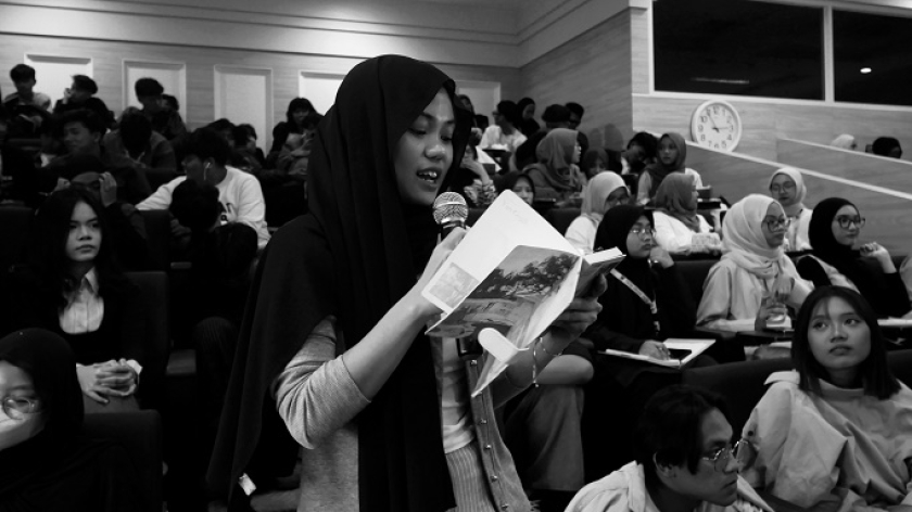 Peserta lokakarya Penulisan dan Cerita Inspiratif yang digelar Astra dan Indonesian Institute of Journalism (IIJ) di Universitas Islam Bandung (Unisba), Senin, 13 Oktober 2025. (Foto: Fitri Amanda/BandungBergerak)