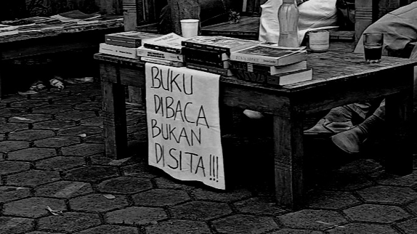 Aliansi Pegiat Literasi Bandung menggelar diskusi tentang penolakan pernyataan buku untuk bukti pidana, di Perpustakaan Ajip Rosidi, Bandung, 12 Oktober 2025. (Foto: Dokumentasi Kembang Kata)